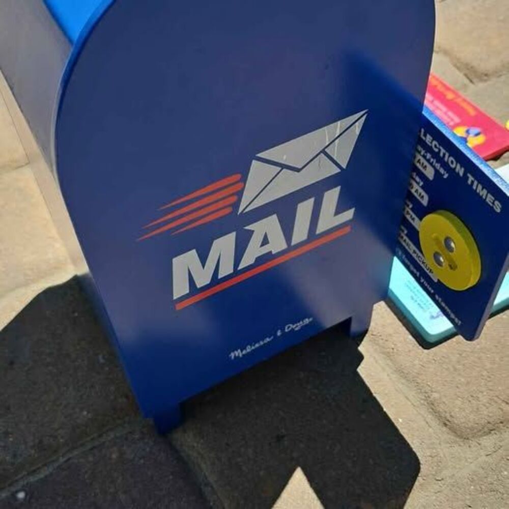 Kids toy mailbox with postcards and key, Melissa & Doug. - Picture 7 of 8